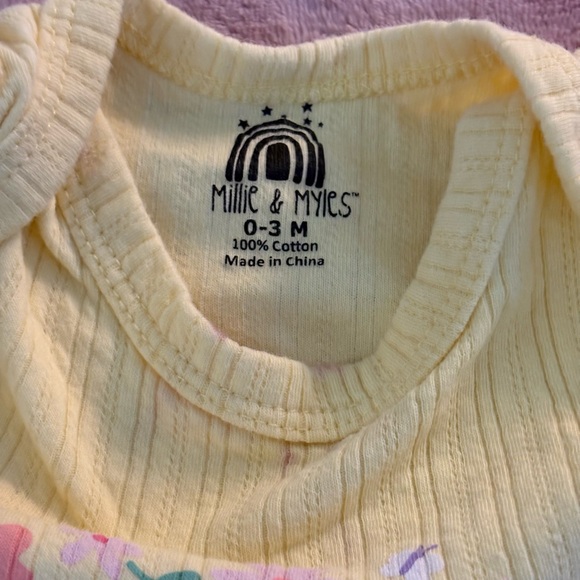 Millie&Myles 0-3 Months 2 Piece Footed Ribbed Yellow Body Suit I Love‎ My Family - Picture 6 of 7